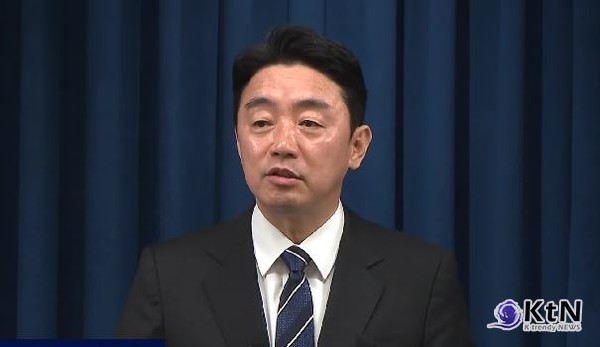 [속보] 이재명 대통령, 경제 사령탑 전면 교체…김용범·하준경·유덕현 전진배치  사진=2025 06.06  mbc 뉴스 영상 갈무리 (강훈식 비서실장, 대통령실 1차 인선 발표. 왼쪽부터 문진영 사회수석비서관, 김용범 정책실장, 강 비서실장, 하준경 경제성장수석, 류덕현 재정기획보좌관)  K trendy NEWS DB ⓒ케이 트렌디뉴스 무단전재 및 수집, 재배포금지