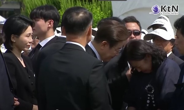 이재명 대통령, 현충일에 '잊힌 순직자' 유족 직접 초청…개인적 위로 건넸다초계기 사고 장병·감귤창고 순직 소방관 유가족 현충원 초청…'기억의 의무'를 되새긴 추념사  사진=2025 06.06  mbc 뉴스 영상 갈무리 (눈물 훔친 김혜경 여사…순직 장병 자녀와 현충일 맞은 이재명 대통령 부부 K trendy NEWS DB ⓒ케이 트렌디뉴스 무단전재 및 수집, 재배포금지 