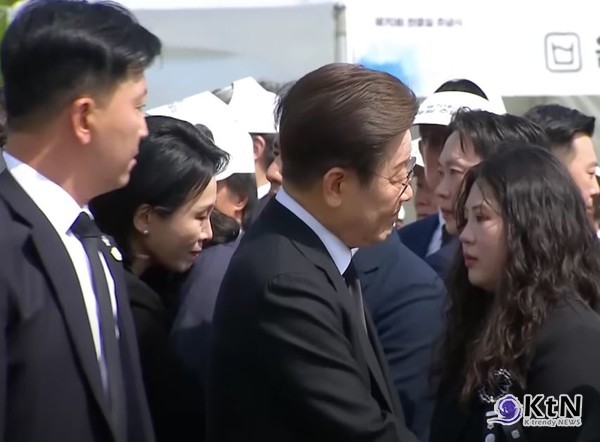 이재명 대통령, 현충일에 '잊힌 순직자' 유족 직접 초청…개인적 위로 건넸다초계기 사고 장병·감귤창고 순직 소방관 유가족 현충원 초청…'기억의 의무'를 되새긴 추념사  사진=2025 06.06  mbc 뉴스 영상 갈무리 (눈물 훔친 김혜경 여사…순직 장병 자녀와 현충일 맞은 이재명 대통령 부부 K trendy NEWS DB ⓒ케이 트렌디뉴스 무단전재 및 수집, 재배포금지 