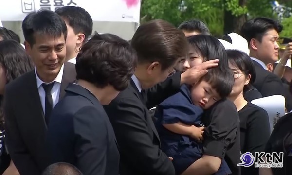 이재명 대통령, 현충일에 '잊힌 순직자' 유족 직접 초청…개인적 위로 건넸다초계기 사고 장병·감귤창고 순직 소방관 유가족 현충원 초청…'기억의 의무'를 되새긴 추념사  사진=2025 06.04  mbc 뉴스 영상 갈무리 K trendy NEWS DB ⓒ케이 트렌디뉴스 무단전재 및 수집, 재배포금지