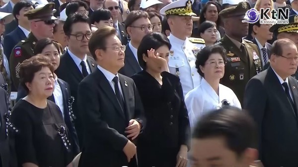 이재명 대통령, 현충일에 '잊힌 순직자' 유족 직접 초청…개인적 위로 건넸다초계기 사고 장병·감귤창고 순직 소방관 유가족 현충원 초청…'기억의 의무'를 되새긴 추념사  사진=2025 06.06  mbc 뉴스 영상 갈무리 (눈물 훔친 김혜경 여사…순직 장병 자녀와 현충일 맞은 이재명 대통령 부부 K trendy NEWS DB ⓒ케이 트렌디뉴스 무단전재 및 수집, 재배포금지 