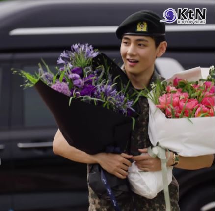 “기다려준 아미, 멋진 무대로 보답할 것” BTS 뷔, RM과 전역 첫날 밝힌 진심 [영상]   사진=2025 06.10  BTS RM 뷔 전역 에스콰이어 인스타그램 갈무리 K trendy NEWS DB ⓒ케이 트렌디뉴스 무단전재 및 수집, 재배포금지