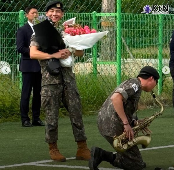 “기다려준 아미, 멋진 무대로 보답할 것” BTS 뷔, RM과 전역 첫날 밝힌 진심 [영상]   사진=2025 06.10  BTS RM 뷔 전역 에스콰이어 인스타그램 갈무리 K trendy NEWS DB ⓒ케이 트렌디뉴스 무단전재 및 수집, 재배포금지