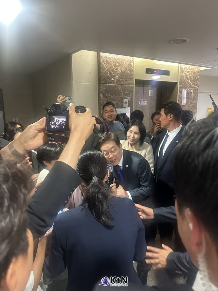 이재명 대통령 당선인이 지난 6월 3일, 집 앞에서 지지자들과 인사를 나누며 '국민주권시대'의 시작을 알리고 있다. 부인도 함께 모습을 드러내며 이웃 주민들과 따뜻한 인사를 나누고 있다./사진=K trendy NEWS DB ⓒ케이 트렌디뉴스 무단전재 및 수집, 재배포금지