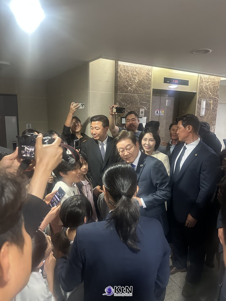 이재명 대통령 당선인이 6월 3일, 집 앞에서 지지자들과 인사를 나누며 국민주권시대의 시작을 알리고 있다. 부인도 함께 모습을 드러내며 이웃 주민들과 따뜻한 인사를 나누고 있다./사진=K trendy NEWS DB ⓒ케이 트렌디뉴스 무단전재 및 수집, 재배포금지