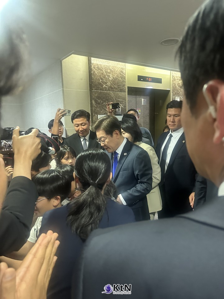 이재명 대통령 당선인이 6월 3일, 집 앞에서 지지자들과 인사를 나누며 국민주권시대의 시작을 알리고 있다. 부인도 함께 모습을 드러내며 이웃 주민들과 따뜻한 인사를 나누고 있다./사진=K trendy NEWS DB ⓒ케이 트렌디뉴스 무단전재 및 수집, 재배포금지