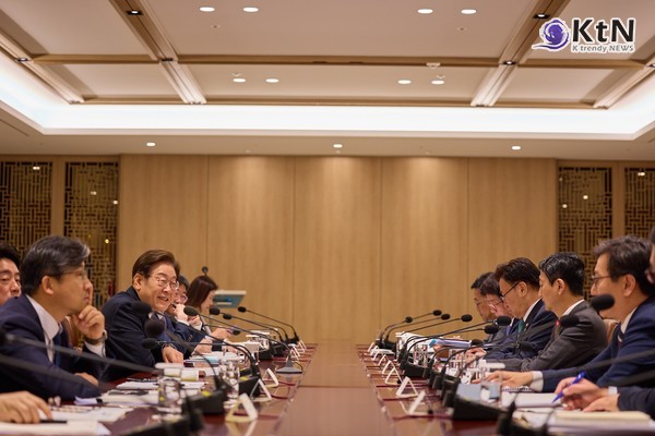 밤 9시 인사검증 중 쓰러진 대통령실 직원… 이재명 대통령 “무거운 책임감 느낀다”  사진=2025 06.12 이재명 페이스북 갈무리  K trendy NEWS DB ⓒ케이 트렌디뉴스 무단전재 및 수집, 재배포금지