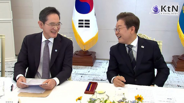 이재명 첫 재계 간담회, 이재용 “삼성, 미래산업 일자리 책임질 것”  사진=2025 06.13  K TV 영상 갈무리 간담회에는 이재용 삼성전자 회장, 최태원 SK그룹 회장, 정의선 현대차그룹 회장, 구광모 LG그룹 회장, 신동빈 롯데그룹 회장 등 5대 그룹 총수와 함께 경제6단체장들이 대거 참석했다.  K trendy NEWS DB ⓒ케이 트렌디뉴스 무단전재 및 수집, 재배포금지