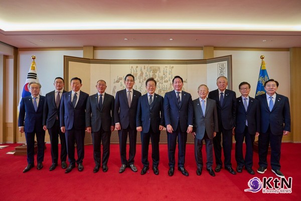 삼성·현대차·SK 만난 이재명 “원팀 정신으로 위기 넘자” 사진=2025 06.12  이재명 대통령 페이스북 갈무리 K trendy NEWS DB ⓒ케이 트렌디뉴스 무단전재 및 수집, 재배포금지