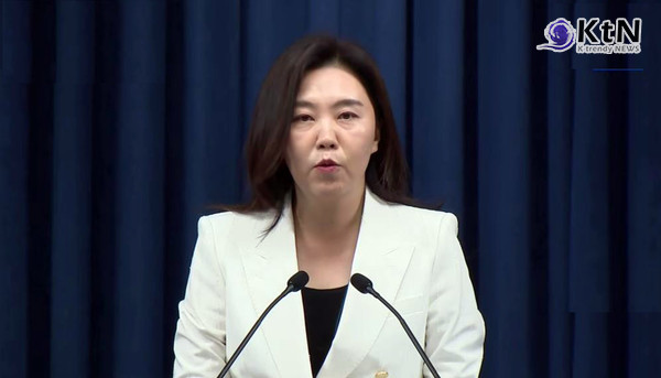 [속보] 이재명 대통령, ‘3대 특검’ 임명 착수… 민주당·혁신당에 후보 추천 공식 요청 [영상]  사진=2025 06.12 대통령실 강유정  대변인  ktv 영상 갈무리  K trendy NEWS DB ⓒ케이 트렌디뉴스 무단전재 및 수집, 재배포금지