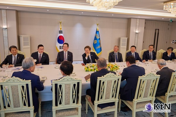 삼성·현대차·SK 만난 이재명 “원팀 정신으로 위기 넘자” 사진=2025 06.12  이재명 대통령 페이스북 갈무리 K trendy NEWS DB ⓒ케이 트렌디뉴스 무단전재 및 수집, 재배포금지