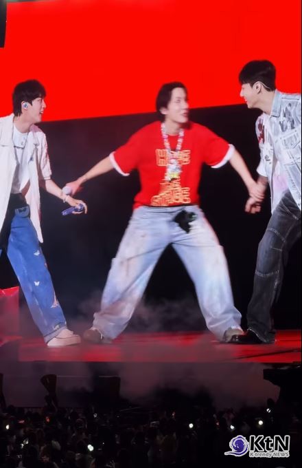 “보여드릴 게 많다” 제이홉 콘서트에 완전체 BTS 총출동 사진=2025 06.13  아이즈 매거진 갈무리  편집 K trendy NEWS DB ⓒ케이 트렌디뉴스 무단전재 및 수집, 재배포금지