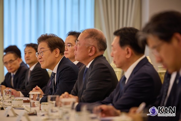 삼성·현대차·SK 만난 이재명 “원팀 정신으로 위기 넘자” 사진=2025 06.12  이재명 대통령 페이스북 갈무리 K trendy NEWS DB ⓒ케이 트렌디뉴스 무단전재 및 수집, 재배포금지
