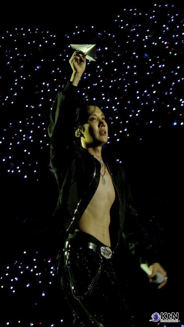 [K-Pop Now] '솔로 콘서트로 52만 관객 동원' BTS 제이홉, 글로벌 차트 1위도 ‘KILLIN’ IT’ 사진=2025 06.16  공식 SNS  / 빅히트 뮤직  K trendy NEWS DB ⓒ케이 트렌디뉴스 무단전재 및 수집, 재배포금지