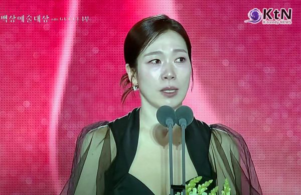 염혜란, 빌딩뿐 아니라 장학재단까지...'서초동', 라인업 공개  사진=2025 06.16 넷플릭스 시리즈 '폭싹 속았수다'의 염혜란이 제61회 백상예술대상에서 방송 부문 조연상의 영예를 안았다. K trendy NEWS DB ⓒ케이 트렌디뉴스 무단전재 및 수집, 재배포금지