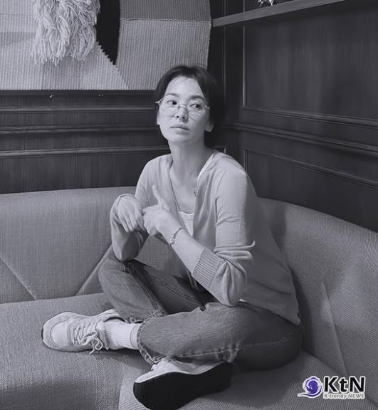 "핫걸"...송혜교, 민소매 티에 안경만 써도 마드리드 밤 홀린 여신 미모  사진=2025 06.16  송혜교 인스타그램 갈무리 K trendy NEWS DB ⓒ케이 트렌디뉴스 무단전재 및 수집, 재배포금지