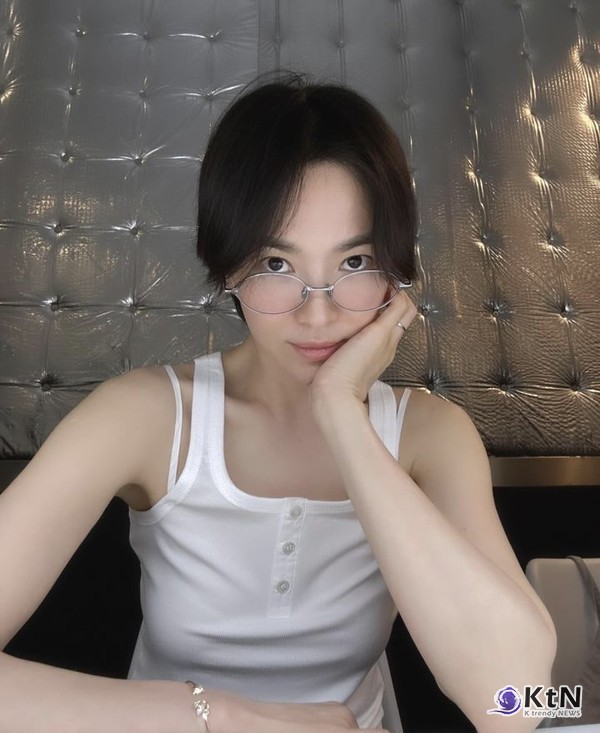 "핫걸"...송혜교, 민소매 티에 안경만 써도 마드리드 밤 홀린 여신 미모  사진=2025 06.16  송혜교 인스타그램 갈무리 K trendy NEWS DB ⓒ케이 트렌디뉴스 무단전재 및 수집, 재배포금지