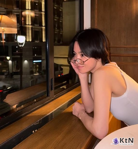 "핫걸"...송혜교, 민소매 티에 안경만 써도 마드리드 밤 홀린 여신 미모  사진=2025 06.16  송혜교 인스타그램 갈무리 K trendy NEWS DB ⓒ케이 트렌디뉴스 무단전재 및 수집, 재배포금지