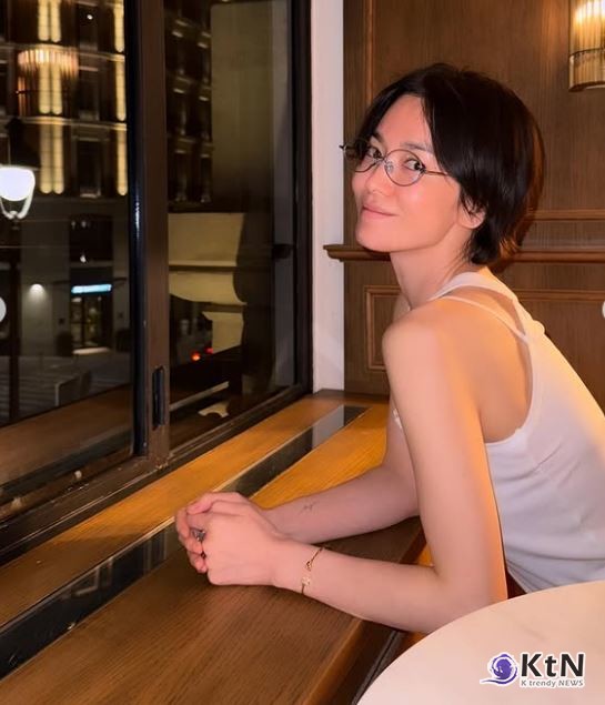 "핫걸"...송혜교, 민소매 티에 안경만 써도 마드리드 밤 홀린 여신 미모  사진=2025 06.16  송혜교 인스타그램 갈무리 K trendy NEWS DB ⓒ케이 트렌디뉴스 무단전재 및 수집, 재배포금지