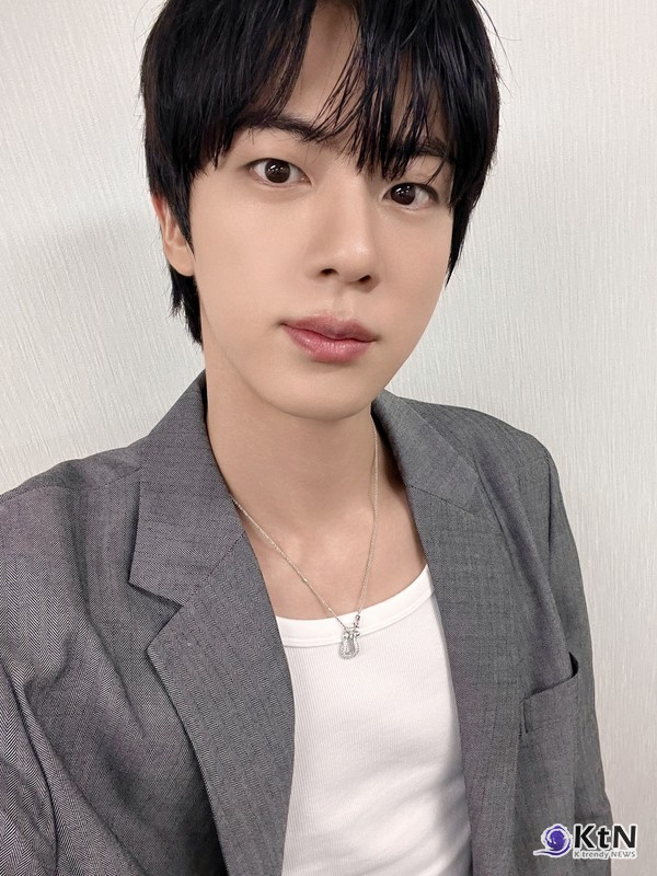 방탄소년단 진, “사기 몇 번 당해봤다” 담담한 고백에 팬들 충격 사진=2025 06.17  빅히트 뮤직 엑스 갈무리 K trendy NEWS DB ⓒ케이 트렌디뉴스 무단전재 및 수집, 재배포금지