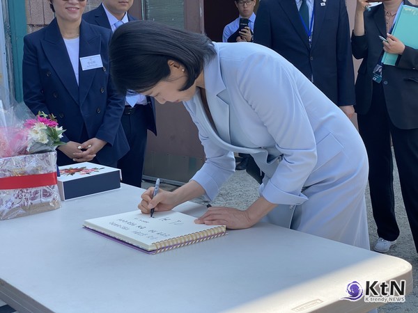  “멀리 있어도 더 간절한 마음” 김혜경 여사, 사진=캐나다 캘거리 한인회 윤양수님, K trendy NEWS DB ⓒ케이 트렌디뉴스 무단전재 및 수집, 재배포금지