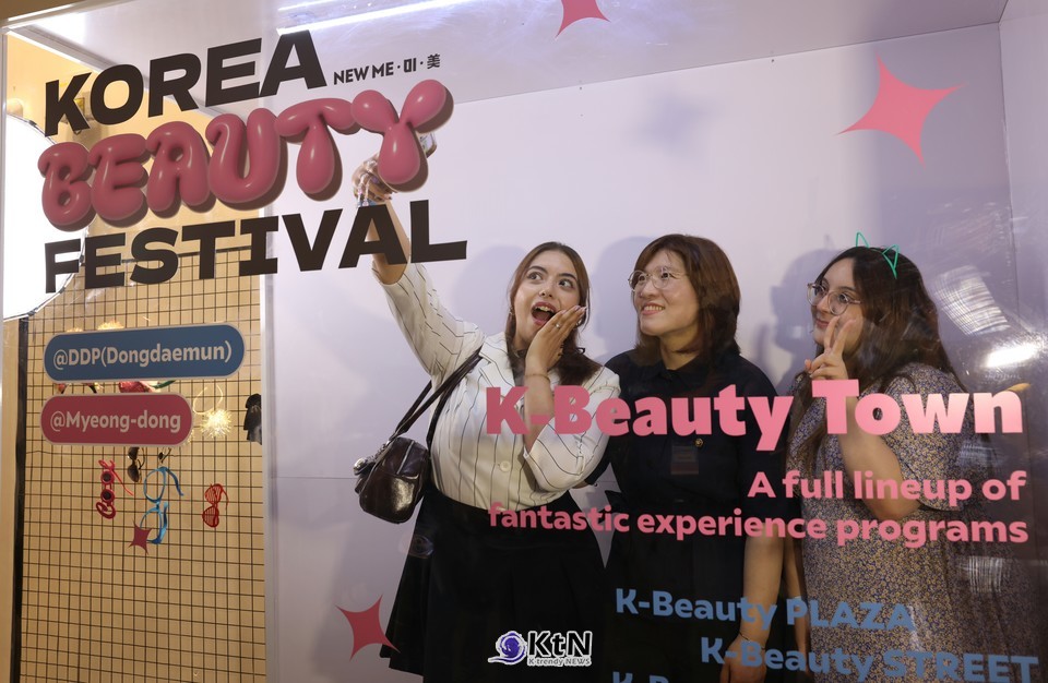 장미란 문화체육관광부 제2차관이 19일 서울 중구 동대문디자인플라자(DDP)에서 열린 코리아뷰티페스티벌 개막식 행사에 앞서 부스를 둘러보고 있다./사진=문화체육관광부, K trendy NEWS DB ⓒ케이 트렌디뉴스 무단전재 및 수집, 재배포금지