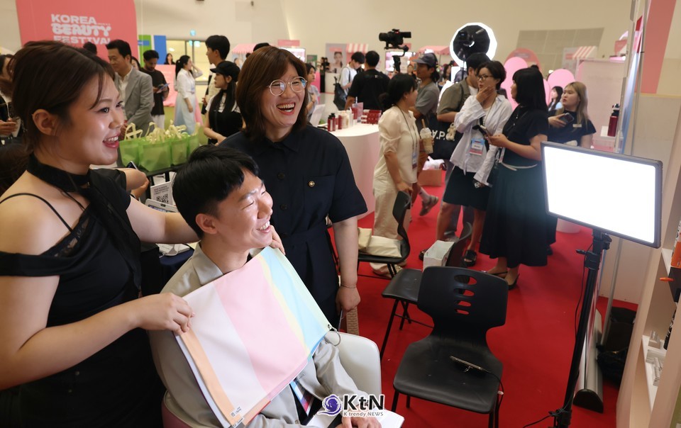 장미란 문화체육관광부 제2차관이 19일 서울 중구 동대문디자인플라자(DDP)에서 열린 코리아뷰티페스티벌 개막식 행사에 앞서 부스를 둘러보고 있다./사진=문화체육관광부, K trendy NEWS DB ⓒ케이 트렌디뉴스 무단전재 및 수집, 재배포금지