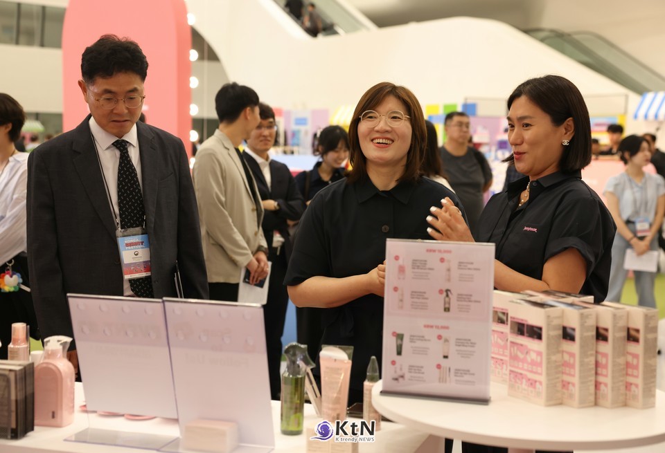 장미란 문화체육관광부 제2차관이 19일 서울 중구 동대문디자인플라자(DDP)에서 열린 코리아뷰티페스티벌 개막식 행사에 앞서 부스를 둘러보고 있다./사진=문화체육관광부, K trendy NEWS DB ⓒ케이 트렌디뉴스 무단전재 및 수집, 재배포금지