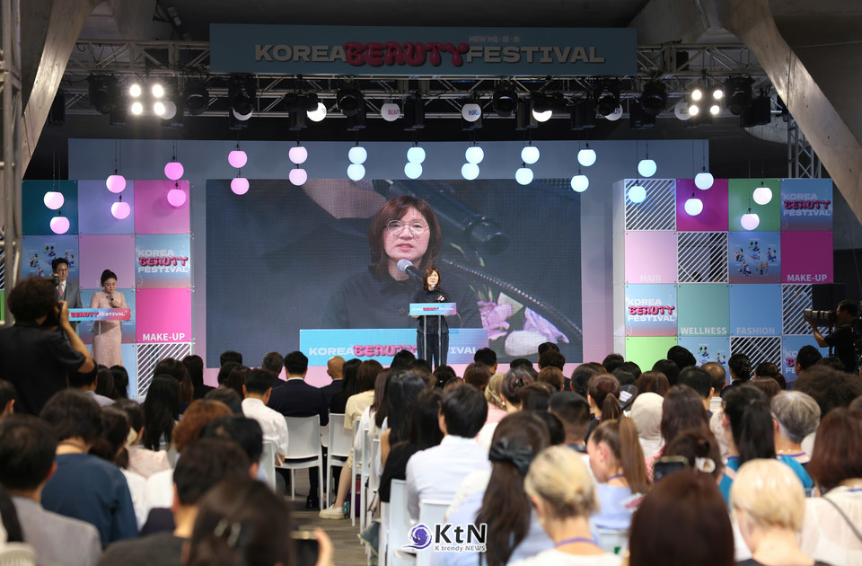 장미란 문화체육관광부 제2차관이 19일 서울 중구 동대문디자인플라자(DDP)에서 열린 코리아뷰티페스티벌 개막식에서 개회사를 하고 있다./사진=문화체육관광부, K trendy NEWS DB ⓒ케이 트렌디뉴스 무단전재 및 수집, 재배포금지