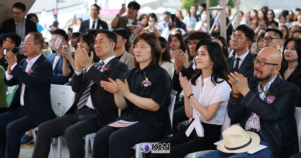 장미란 문화체육관광부 제2차관이 19일 서울 중구 동대문디자인플라자(DDP)에서 열린 코리아뷰티페스티벌 개막식에서 박수를 치고 있다./사진=문화체육관광부, K trendy NEWS DB ⓒ케이 트렌디뉴스 무단전재 및 수집, 재배포금지