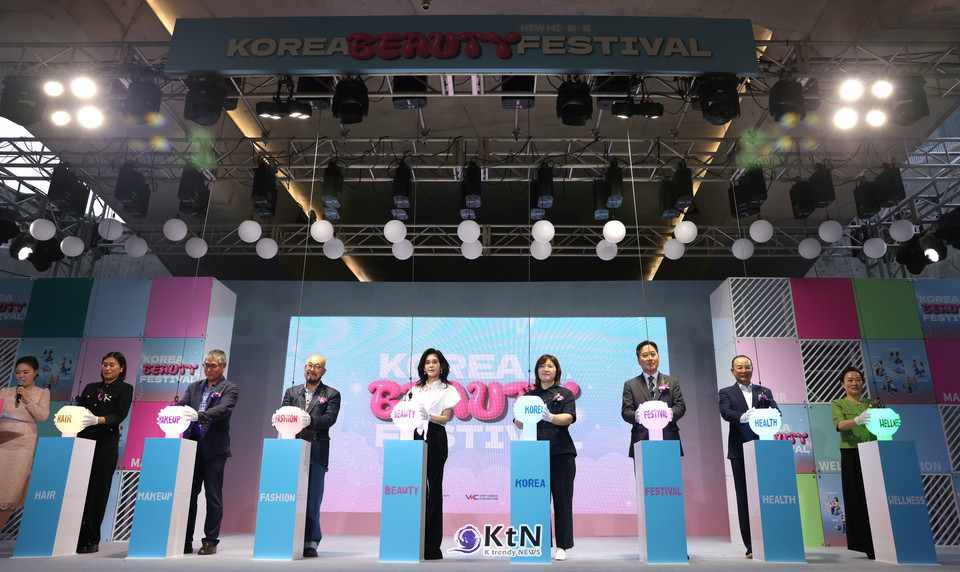 장미란 문화체육관광부 제2차관이 19일 서울 중구 동대문디자인플라자(DDP)에서 열린 코리아뷰티페스티벌 개막식에서 이부진 한국방문의해위원장을 비롯한 내빈들과 함께 개막 세리머니를 하고 있다./사진=문화체육관광부, K trendy NEWS DB ⓒ케이 트렌디뉴스 무단전재 및 수집, 재배포금지