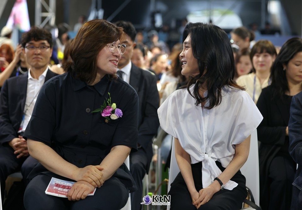 장미란제2차관과 이부진 한국방문의해위원장이 뷰티산업의글로벌확산방안에대해의견을나누고있다./사진=문화체육관광부, K trendy NEWS DB ⓒ케이 트렌디뉴스 무단전재 및 수집, 재배포금지