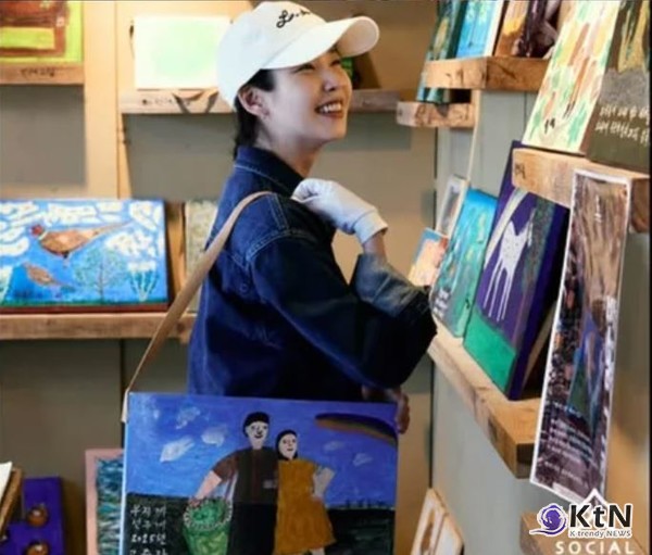 [연예 Now] 아이유, 제주 할망께 손편지와 명품 스카프…감동 미담 사진=2025 06.20   전시회 찾은 아이유 소셜뮤지엄  K trendy NEWS DB ⓒ케이 트렌디뉴스 무단전재 및 수집, 재배포금지