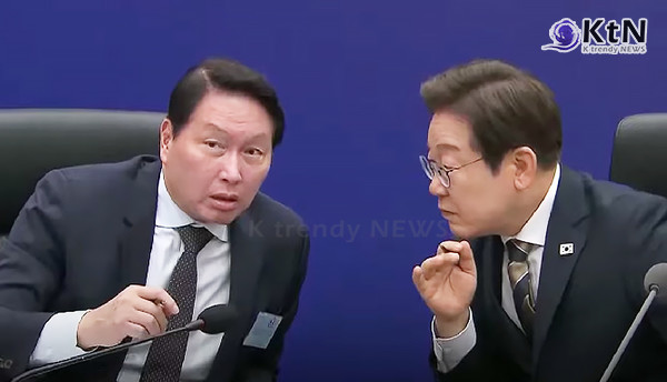 "한국은 지금 깔딱고개 넘는 중" 이재명 대통령-최태원, AI 협력 맞손 [AI 글로벌 협력 기업 간담회]  사진=2025 06.20  KTV  영상 갈무리 K trendy NEWS DB ⓒ케이 트렌디뉴스 무단전재 및 수집, 재배포금지