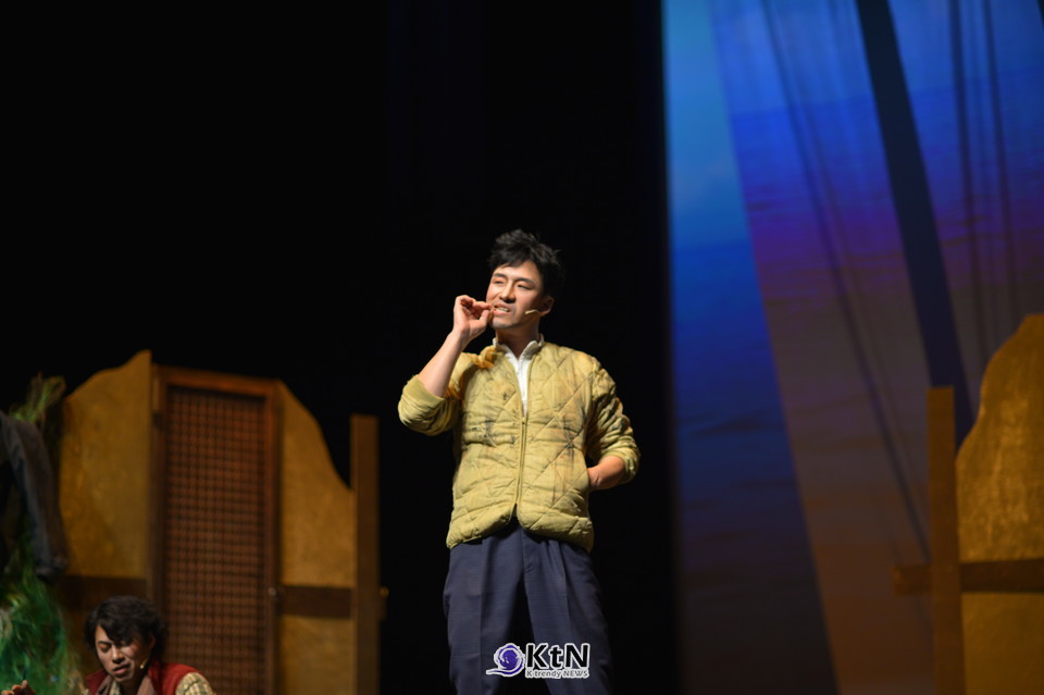 둘째는 무대 전체의 정적 구도를 깨뜨리는 최초의 움직임을 상징하며, 동시에 도피와 탈주의 윤리적 딜레마를 안고 있는 인물이다.사진=K trendy NEWS DB ⓒ케이 트렌디뉴스 무단전재 및 수집, 재배포금지