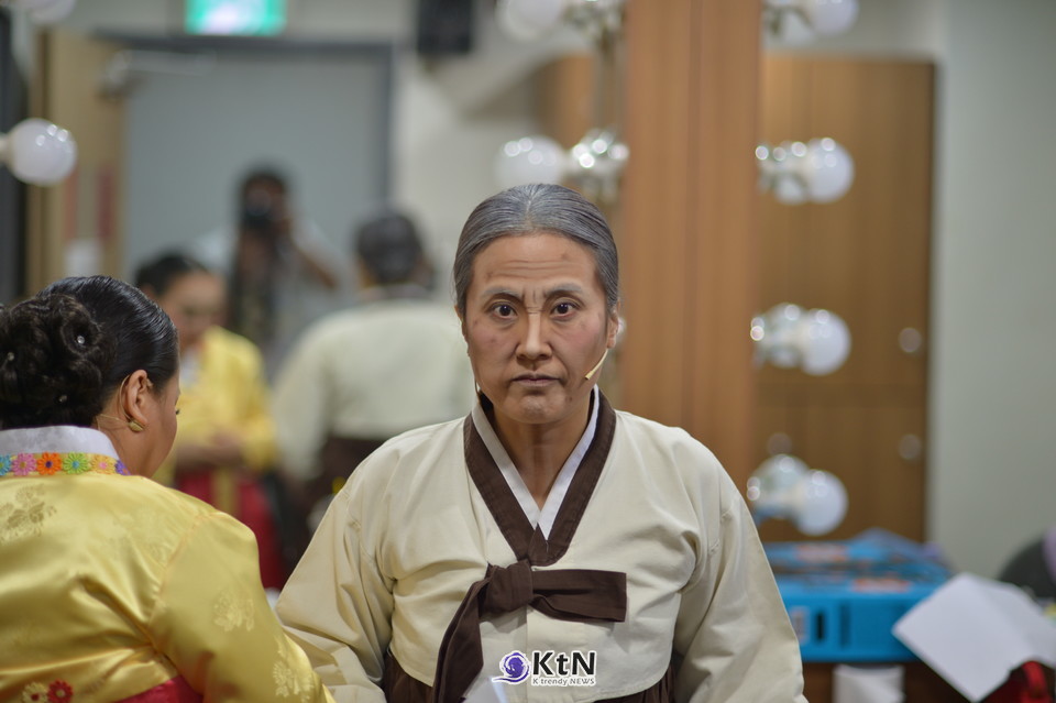 강원미 배우는 객석 뒤에서 관객의 눈물을 본다. “관객이 저를 안고 우시는데, 말없이 끌어안고만 있으면 어떤 느낌인지 알겠더라고요. 같은 세월을 겪은 사람들인 거죠.” /사진=K trendy NEWS DB ⓒ케이 트렌디뉴스 무단전재 및 수집, 재배포금지