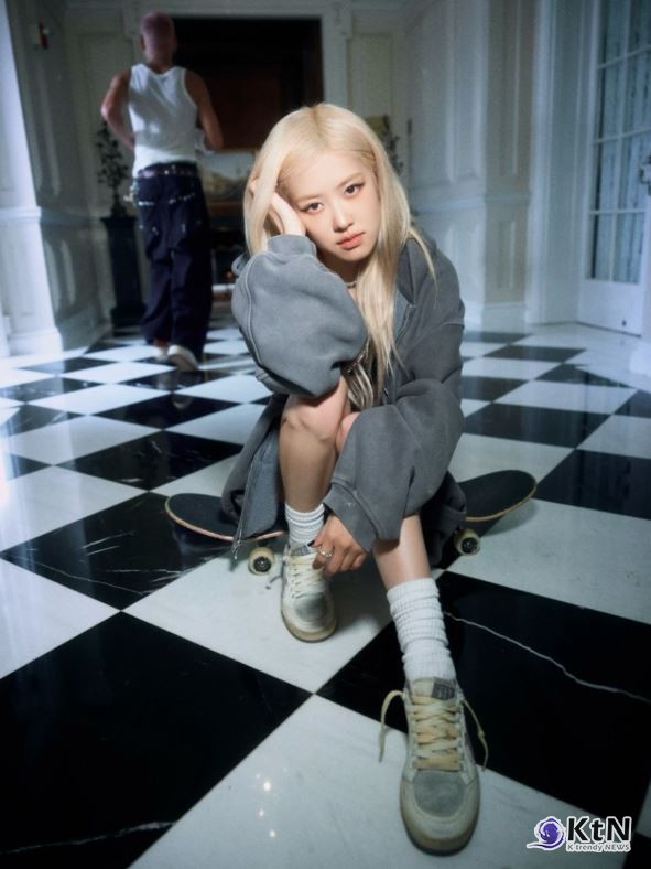 [K pop NOW] 로제, ‘On My Mind’로 다시 세계로… 알렉스 워렌과 이례적 협업  사진=2025 06.24  로제  인스타그램 갈무리 / 편집 K trendy NEWS DB ⓒ케이 트렌디뉴스 무단전재 및 수집, 재배포금지