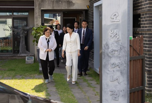 김혜경 여사, 오월어머니집 방문 “서울 용산으로 어머니들 초청하겠다”   사진=2025 06.25 대통령실 K trendy NEWS DB ⓒ케이 트렌디뉴스 무단전재 및 수집, 재배포금지