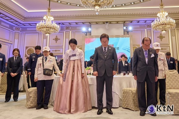 이재명 대통령, 보훈가족 일일이 맞잡은 손…청와대 영빈관에 울린 ‘감사의 말’  사진=2025 06.27  이재명 페이스북 갈무리 K trendy NEWS DB ⓒ케이 트렌디뉴스 무단전재 및 수집, 재배포금지