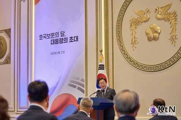 이재명 대통령, 보훈가족 일일이 맞잡은 손…청와대 영빈관에 울린 ‘감사의 말’  사진=2025 06.27  이재명 페이스북 갈무리 K trendy NEWS DB ⓒ케이 트렌디뉴스 무단전재 및 수집, 재배포금지