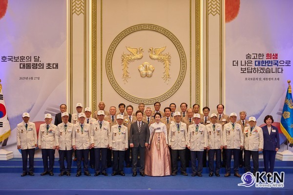 이재명 대통령, 보훈가족 일일이 맞잡은 손…청와대 영빈관에 울린 ‘감사의 말’  사진=2025 06.27  이재명 페이스북 갈무리 K trendy NEWS DB ⓒ케이 트렌디뉴스 무단전재 및 수집, 재배포금지