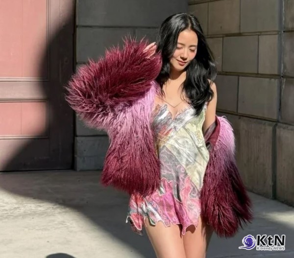 지수, 보랏빛 퍼코트 흘러내린 채 등장…“긴장보다 설레요” 신곡 컴백 앞두고 파격 변신   사진=2025 06.27 지수   SNS   K trendy NEWS DB ⓒ케이 트렌디뉴스 무단전재 및 수집, 재배포금지