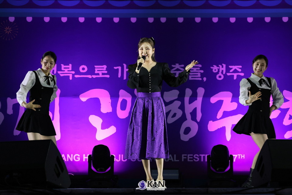 행주수상불꽃놀이와 가수 송가인의 무대는 현장을 찾은 수많은 관람객의 시선을 사로잡았다./사진=고양시, K trendy NEWS DB ⓒ케이 트렌디뉴스 무단전재 및 수집, 재배포금지