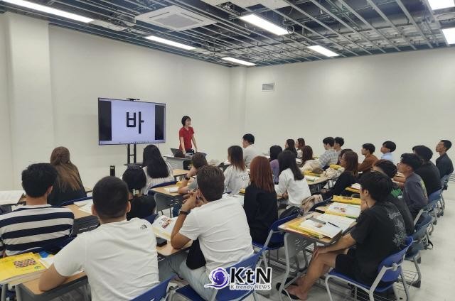 캄보디아 교육청 관계자들과 교장단이 직접 한국의 언어 교육 현장을 체험함으로써, 한국어를 중심으로 한 교육정책 교류가 정책 레벨에서 가시화되는 구조가 마련된다.  /사진=K trendy NEWS DB ⓒ케이 트렌디뉴스 무단전재 및 수집, 재배포금지