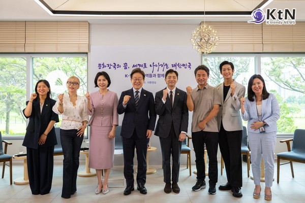 이재명 대통령이 운을 떼자 조수미, 김혜경 여사에 “떨린다, 손 줘봐” 뜻밖의 친분    사진=2025 07.01 이재명 페이스북 갈무리 K trendy NEWS DB ⓒ케이 트렌디뉴스 무단전재 및 수집, 재배포금지