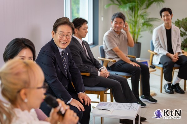 이재명 대통령이 운을 떼자 조수미, 김혜경 여사에 “떨린다, 손 줘봐” 뜻밖의 친분    사진=2025 07.01 이재명 페이스북 갈무리 K trendy NEWS DB ⓒ케이 트렌디뉴스 무단전재 및 수집, 재배포금지
