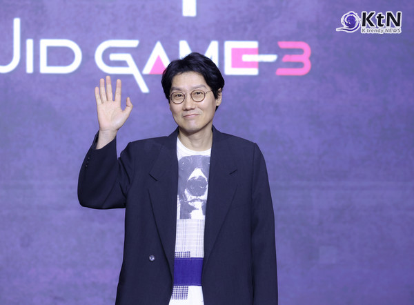 [KtN 포토] 美 시청률 1위 이어 시즌 3으로 돌아온 황동혁 감독, '오징어 게임3' 시선 집중  사진=2025 06.09 서울 용산구에 위치한 서울드래곤시티 그랜드 볼륨 한라에서 넷플릭스 시리즈 ‘오징어 게임’ 시즌3 제작발표회  K trendy NEWS DB ⓒ케이 트렌디뉴스 무단전재 및 수집, 재배포금지