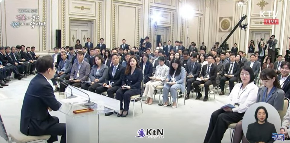 이재명 대통령의 기자회견은 ‘대통령의 30일, 언론이 묻고 국민에게 답하다’라는 주제 아래 타운홀 미팅 형식으로 진행됐다. /사진=이재명TV 갈무리, K trendy NEWS DB ⓒ케이 트렌디뉴스 무단전재 및 수집, 재배포금지