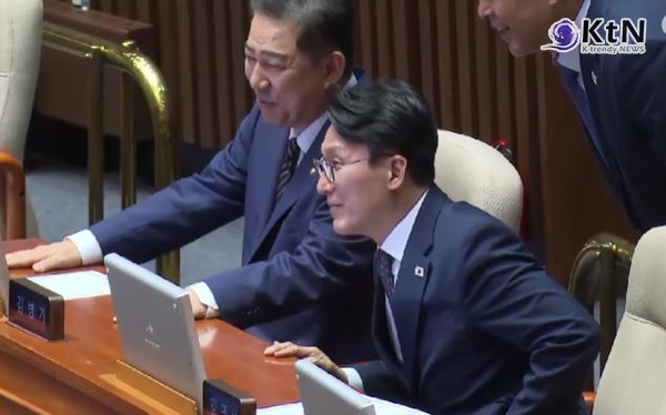 [속보] 김민석 총리 인준안 국회 통과…여야 합의 상법개정안도 가결  사진=2025 07.03 오마이  tv 영상갈무리  K trendy NEWS DB ⓒ케이 트렌디뉴스 무단전재 및 수집, 재배포금지