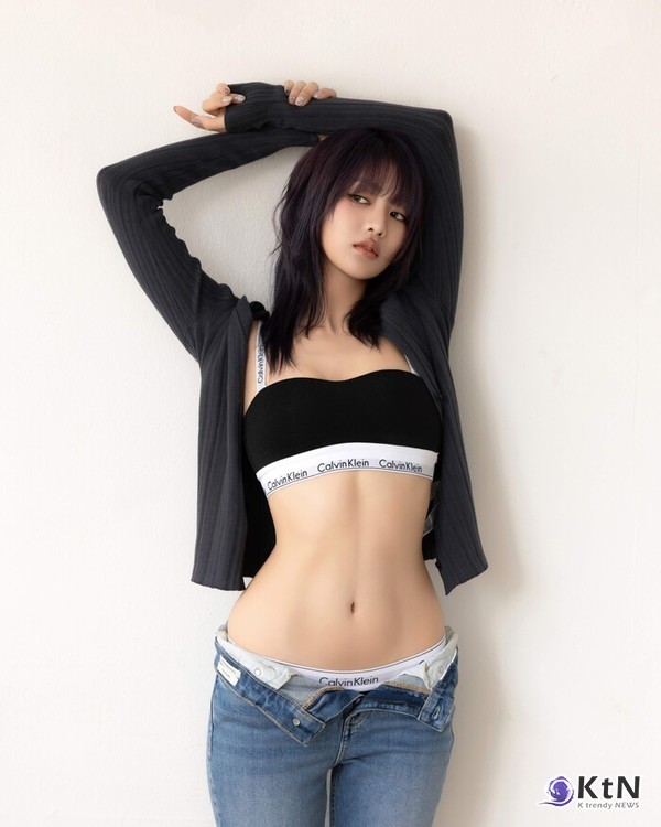 [K-TREND]] 이 조합 난리나...i-dle 민니 x 캘빈클라인, 섹시 복근·썸머 룩 공개  사진=2025 07.04 캘빈클라인 인스타그램 갈무리 K trendy NEWS DB ⓒ케이 트렌디뉴스 무단전재 및 수집, 재배포금지